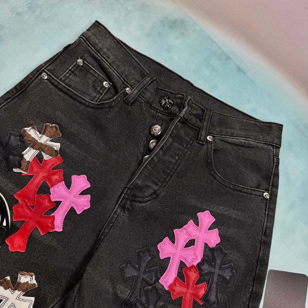 🅿️320 🔘Style No.-KL109 🔘Cro Heart𝐂𝐡𝐫𝐨𝐦𝐞 𝐇𝐞𝐚𝐫𝐭💥Breaking hot style💥CH three-color leather heavy-duty ghost face element rap cross jeans* [Same style as Nomi]-Original label Vintage textured jeans are coming Even if you are not a veteran in the fashion industry, you can easily notice that these jeans are extraordinary, and the vintage texture is restored to the extreme. Rare material, refined craftsmanship: Made of special cowhide originating in Italy, printed and then cut, paired with custom-made sheepskin, spliced ​​with three layers of thick-line leather. After being washed with heavy water and then hand-splashed with ink by craftsmen, every detail is high-end. Three-dimensional tailoring, diverse adaptability: Use three-dimensional tailoring technology to create a loose fit that is not flattering on your figure, making you look taller and slimmer while ensuring comfort. Both men and women can control it and easily create the same style for couples. Produced by a big factory, worry-free quality: It is produced by a big factory and follows the original factory quality control standards, allowing you to enjoy big-brand quality and design at an affordable price. Suitable for all seasons, these versatile and practical jeans are definitely an indispensable item in your wardrobe.  Size: S M L XL XXL (28.30.32.34.36) Color: Black